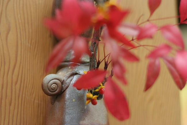 蓮とカタツムリの花器