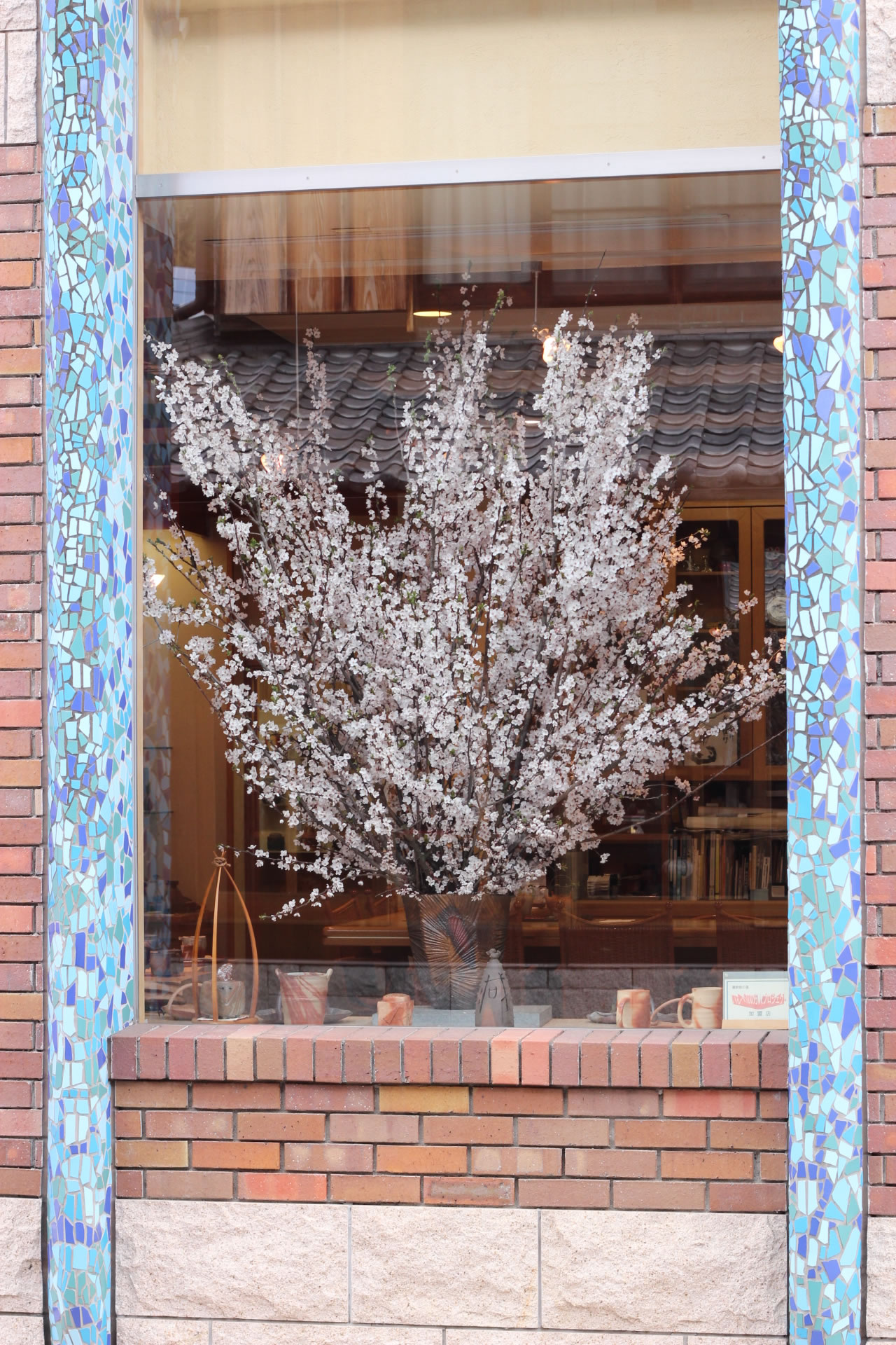 備前の器に活けた山野草をご紹介します。 | 備前焼窯元 小西陶古